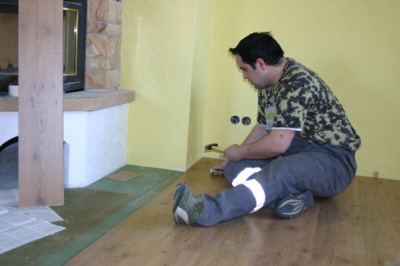 Wohnzimmer im Aufbau 04 Javi arbeitet