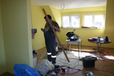Wohnzimmer im Aufbau 04 Javi arbeitet 01